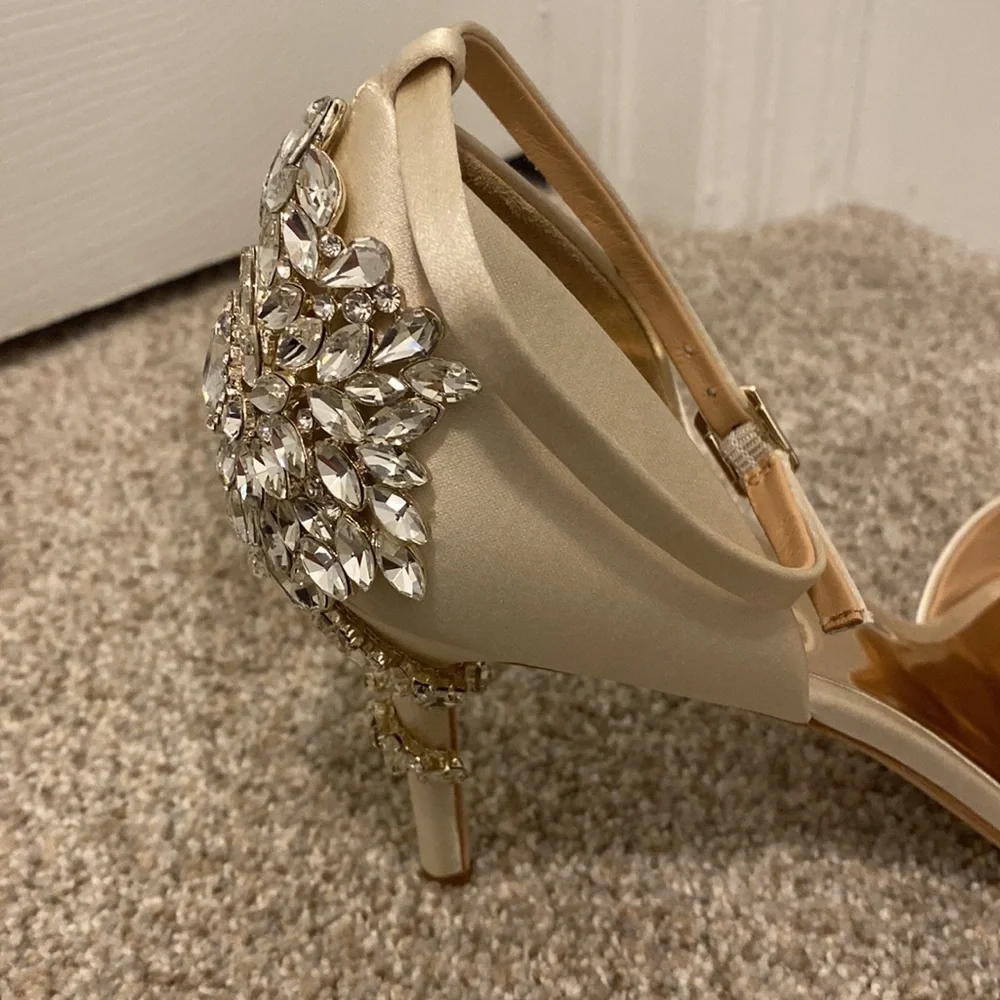 NIB stunning Badgley Mischka Vienna ivory satin shoes. Size 9. - Picture 13 of 15